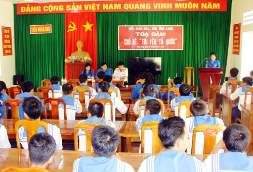   Ảnh: Đồng chí Huỳnh Thị Phương Thảo – Phó Bí thư Đoàn trường Đại học Sư phạm Kỹ thuật Vĩnh Long phát biểu ý kiến tại buổi diễn đàn